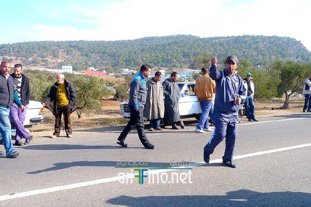 الناظور سائقو الطاكسيات الكبيرة بالناظور يحتجون ضدّ اعتداءات ومضايقات زملاء المهنة بالحسيمة