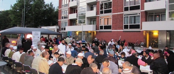 حفل-إفطار-جماعي-كبير-تحت-سماء-أمستردام-الهولندية-11
