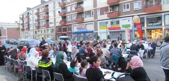 حفل-إفطار-جماعي-كبير-تحت-سماء-أمستردام-الهولندية-4
