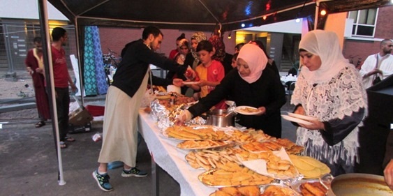 حفل-إفطار-جماعي-كبير-تحت-سماء-أمستردام-الهولندية-51