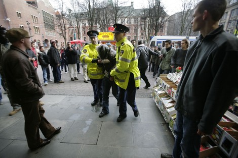 Arrestatie van een Marokkaanse relschopper na afloop van de demo tegen de cartoons Foto NRC H'Blad, Maurice Boyer 060211