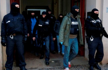 German special police units leave an apartment building in the Wedding district in Berlin January 16, 2015. Around 250 policemen took part in the raid and arrested two suspected Islamists, police said. REUTERS/Fabrizio Bensch (GERMANY - Tags: CIVIL UNREST CRIME LAW POLITICS MILITARY)