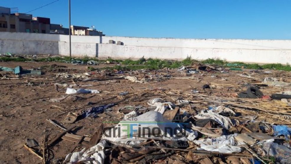 بالفيديو و الصور : السوق اليومي بسلوان بعد وضعه خارج الخدمة يتحول لمطرح للنفايات في زمن الجائحة ..